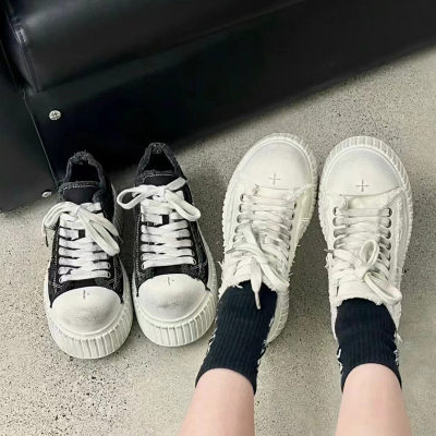 Fashionable Women's Skate Shoes