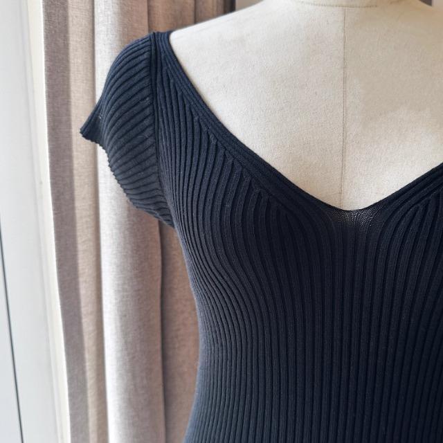 French Fitted V-Neck Knit Top